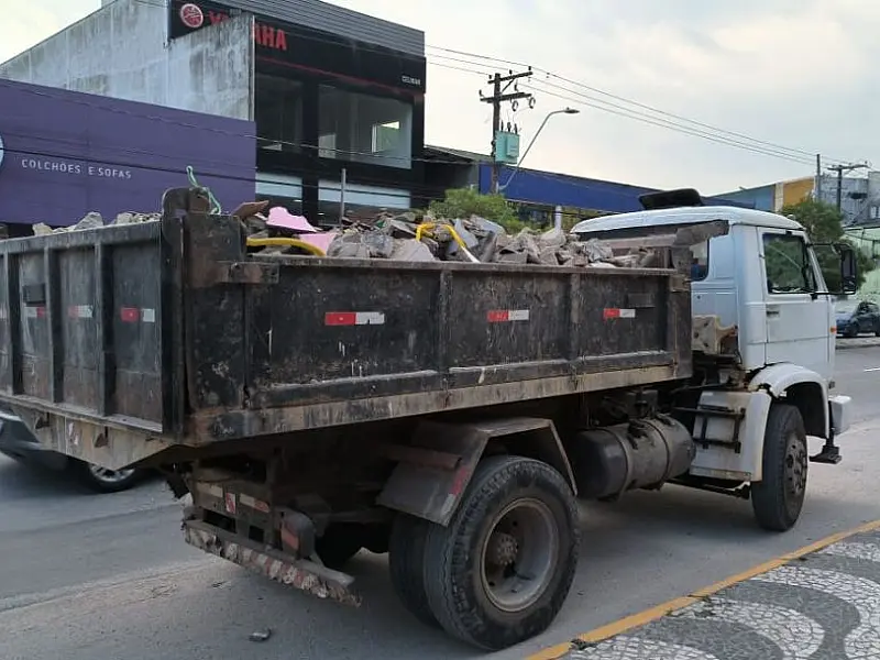 15 caminhões irregulares são autuados por descarte de resíduos em julho