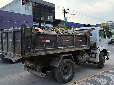 15 caminhões irregulares são autuados por descarte de resíduos em julho