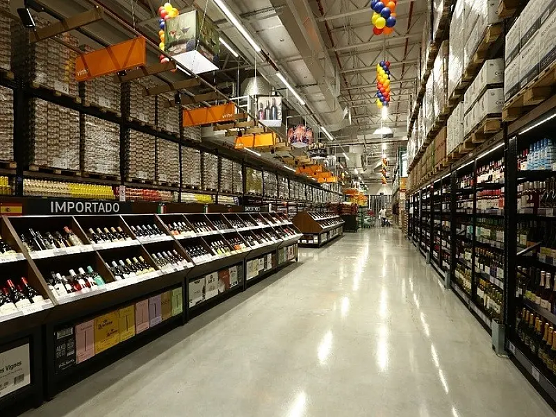 Lojas do Assaí na Baixada Santista têm 20% off de desconto em vinhos e cortes especiais para churra