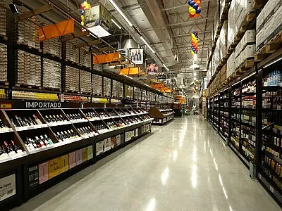 Lojas do Assaí na Baixada Santista têm 20% off de desconto em vinhos e cortes especiais para churra