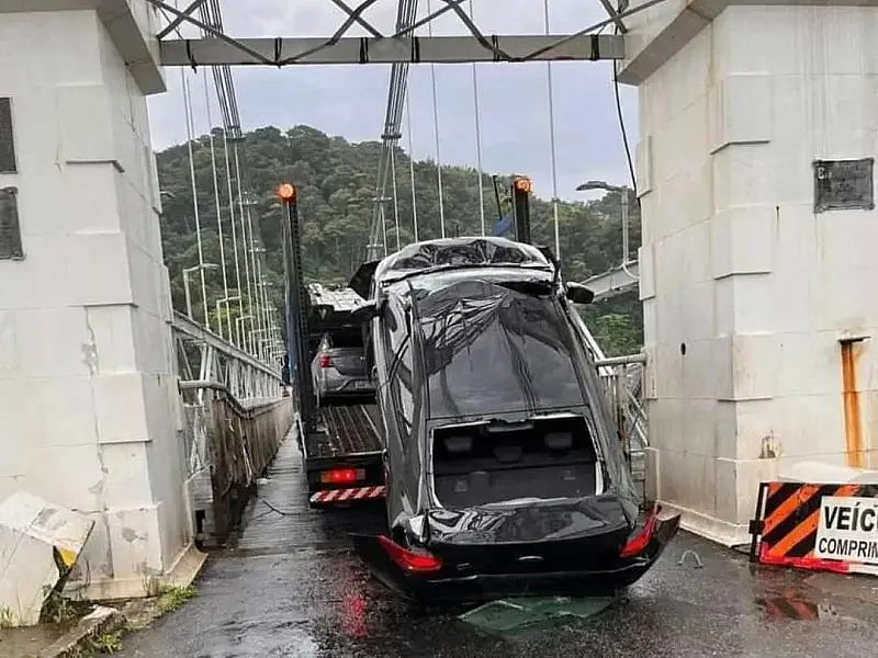 Caminhão-cegonha provoca acidente em Ponte Pensil, em São Vicente