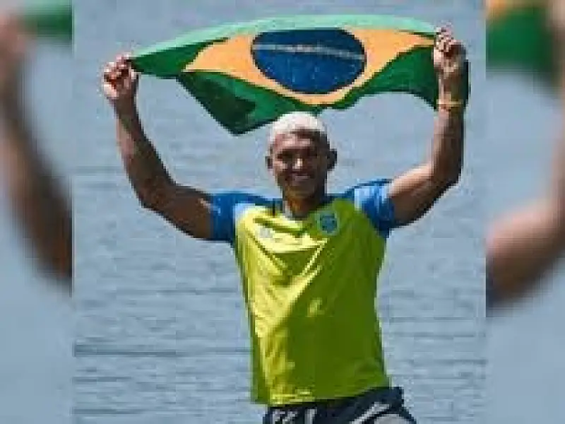 Isaquias Queiroz avança direto à semifinal da canoa individual