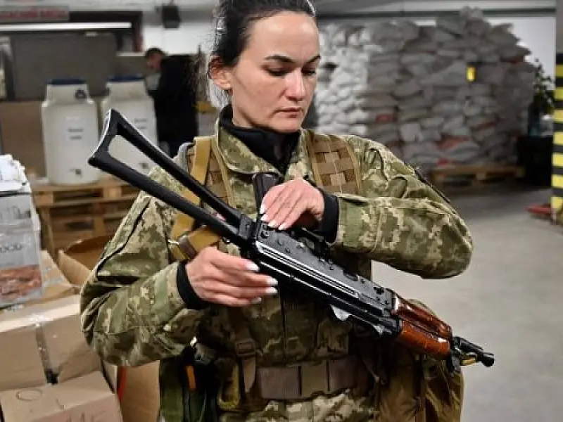Mulheres ucranianas, antes vetadas no Exército, combatem russos na linha de frente
