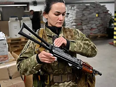 Mulheres ucranianas, antes vetadas no Exército, combatem russos na linha de frente