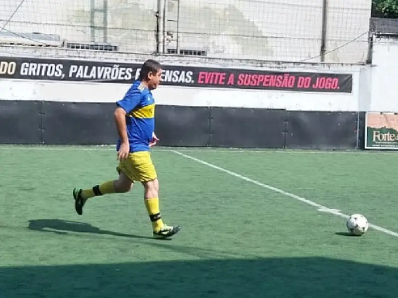 Aluno especial de 29 anos supera desafios ao encontrar apoio na Escola de Futebol Boca Juniors