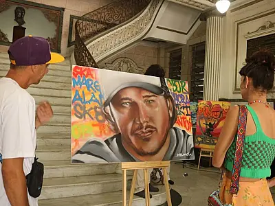 Exposição de grafite em tela homenageia o cantor Chorão em Santos