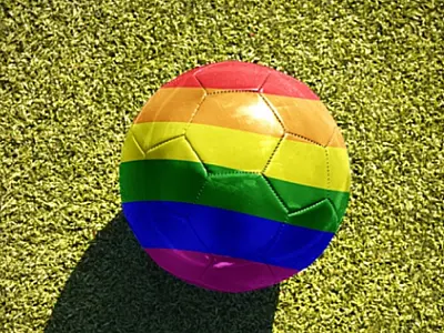 Relatório aponta aumento de 76% nos casos de LGBTfobia no futebol