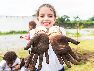 São Vicente: Alunos da AMEI Rei Pelé estreiam kit horta com plantio de árvores