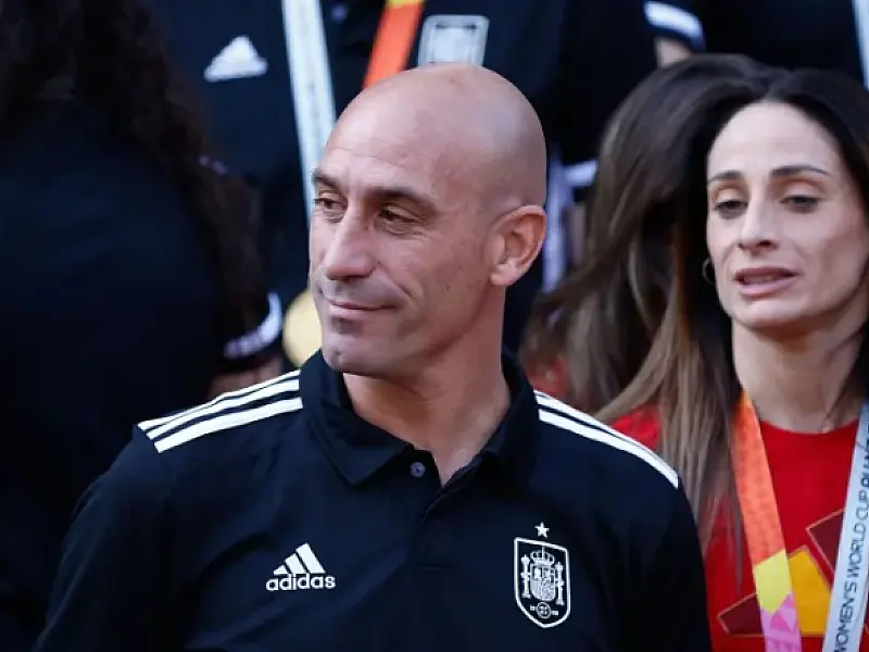 Investigado por beijo, presidente da federação espanhola renuncia