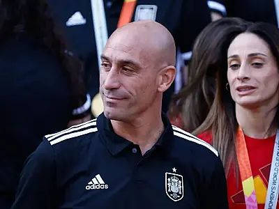 Investigado por beijo, presidente da federação espanhola renuncia