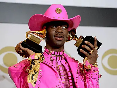 Atração do 1º dia do Lollapalooza, Lil Nas X pula de paraglider em São Vicente