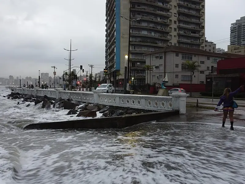 Frente fria chega e traz ondas de até três metros