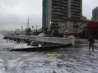 Frente fria chega e traz ondas de até três metros