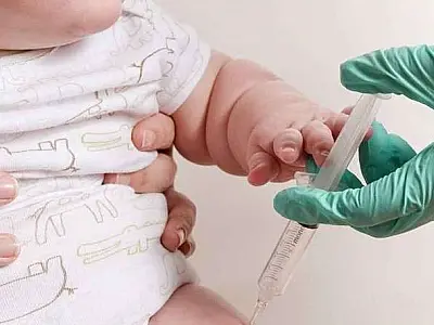 Frasco inteiro de vacina da Pfizer contra Covid-19 é aplicado por engano em bebê de seis meses