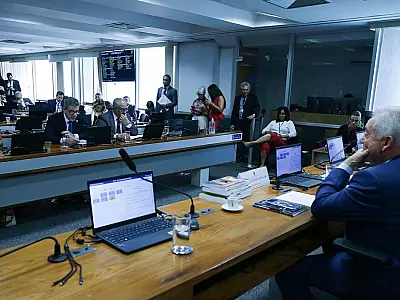 Senadores discutem ritmo de tramitação da PEC do fim da escala 6x1
