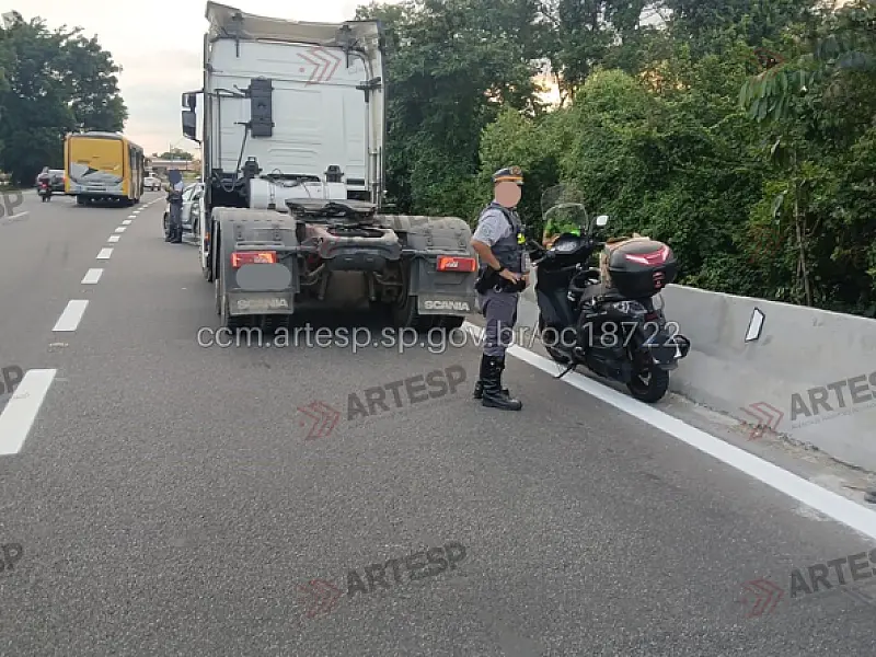 Motociclista morre após colisão com carreta na Anchieta no trecho em Cubatão