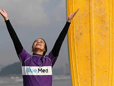 Funcionária da Escola de Surfe Adaptado de Santos descobre a força do mar e vira exemplo