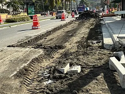 Avenida do Jabaquara, em Santos, começa a ganhar baia reforçada no ponto de ônibus