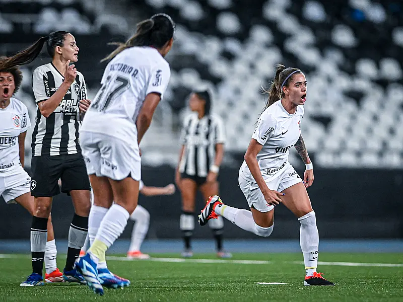 Corinthians bate Botafogo e mantém liderança do Brasileiro Feminino
