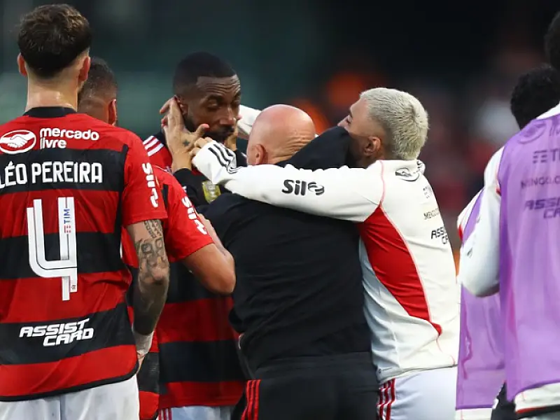 Com gol de Gerson no fim, Flamengo supera Coritiba no Couto Pereira