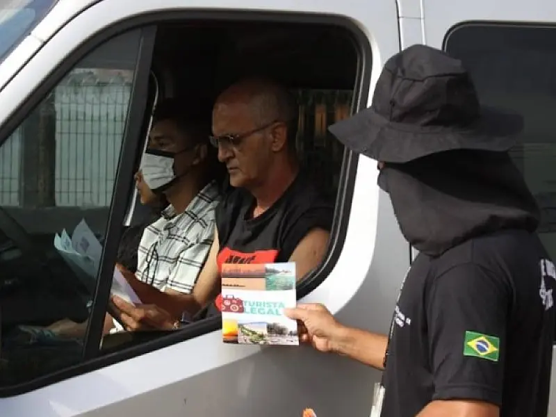 Operação Turista Legal orienta motoristas de vans e ônibus na entrada da cidade