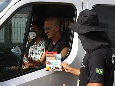 Operação Turista Legal orienta motoristas de vans e ônibus na entrada da cidade