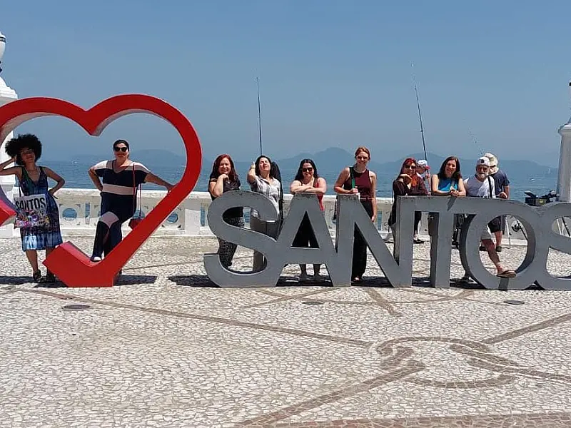 Grupo de jornalistas e influenciadores de turismo visita cidade Santos