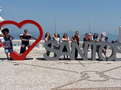 Grupo de jornalistas e influenciadores de turismo visita cidade Santos