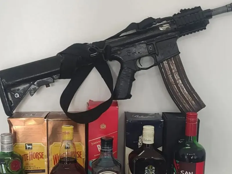 Homem de 29 anos é preso com armas falsas e muita bebida