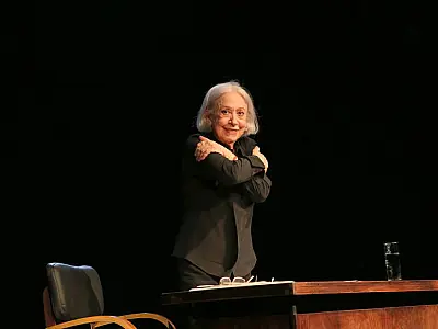 Fernanda Montenegro, em namoro eterno com o teatro, faz leitura de Beauvoir