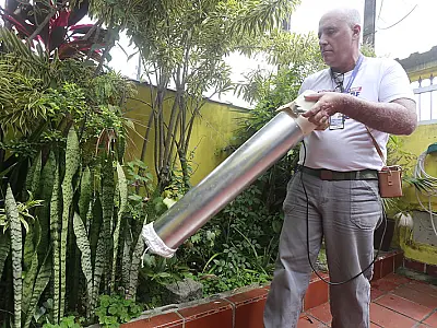 Uso de aspiradores reforça ações de combate à dengue na cidade do Guarujá