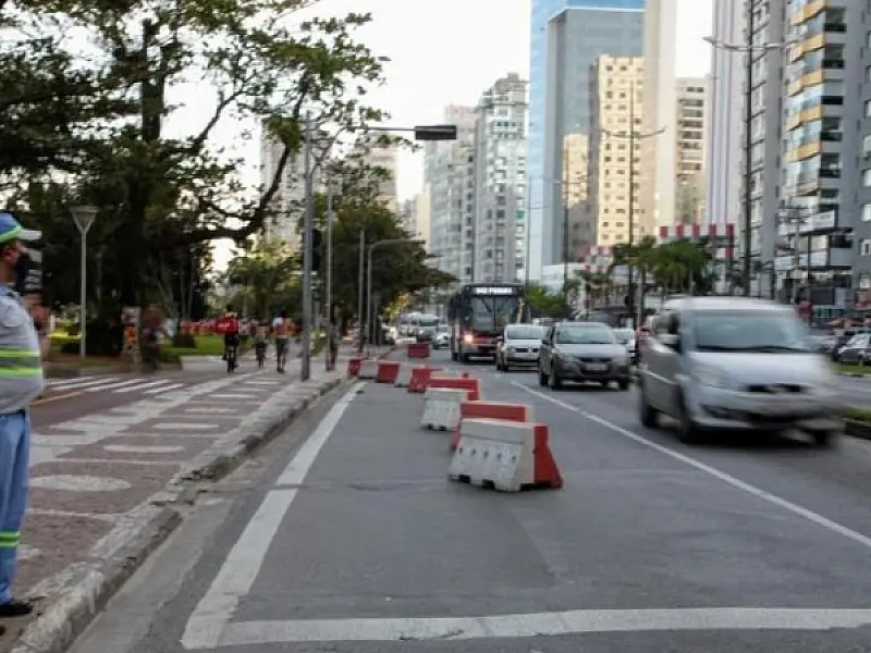 Acidente na avenida da praia deixa motociclista ferida