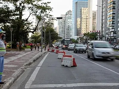 Acidente na avenida da praia deixa motociclista ferida