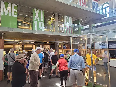 Turistas de cruzeiros internacionais lotam pontos turísticos do Centro de Santos