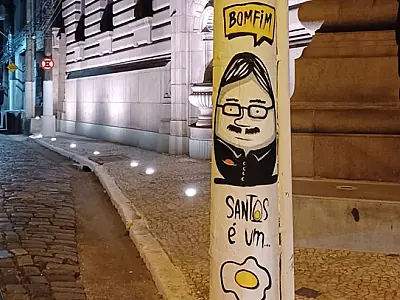 'Santos é um ovo' exposição do artista Erico Bomfim está exposta no Praiamar Shopping