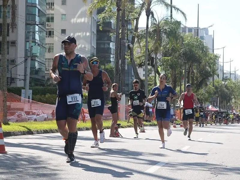 Competição de triatlo muda trânsito em ruas de Santos neste domingo
