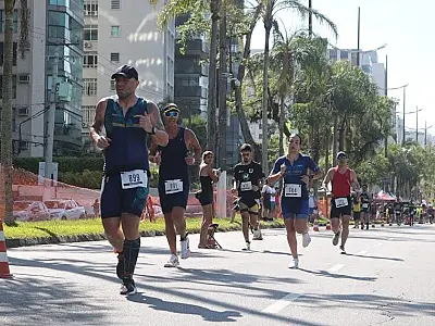 Competição de triatlo muda trânsito em ruas de Santos neste domingo