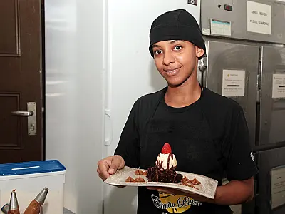 Dois alunos de restaurante-escola de Santos vão melhorar qualificação em empresa de panificação
