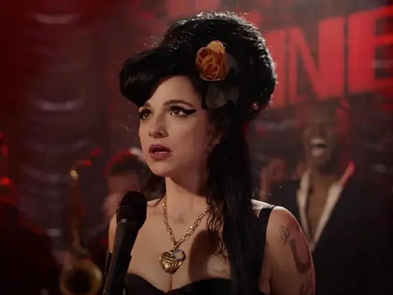 Filme sobre cantora Amy Winehouse com Marisa Abela ganha trailer