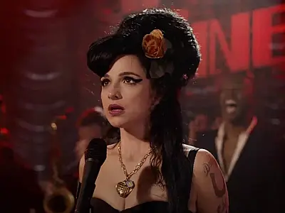 Filme sobre cantora Amy Winehouse com Marisa Abela ganha trailer