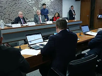 País quer preservar canais de diálogo e mediar conflitos, diz ministro