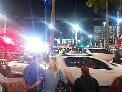 Idoso prende o pé em tapete, acelera o veículo e causa acidente em Santos