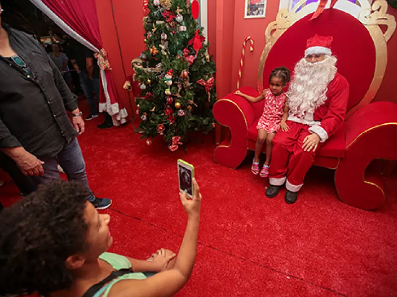 Mais de 3 mil crianças já foram recebidas pelo Papai Noel em Praia Grande