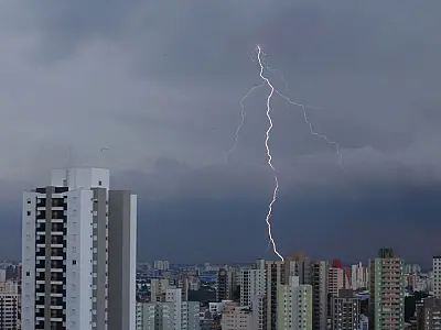 Chuva chega a São Paulo com muito vento e raios