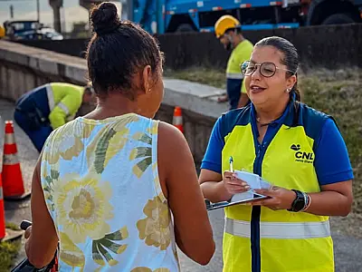 CNL realiza ação "Caminhos Seguros" e ouve mulheres sobre segurança nas passarelas da rodovia
