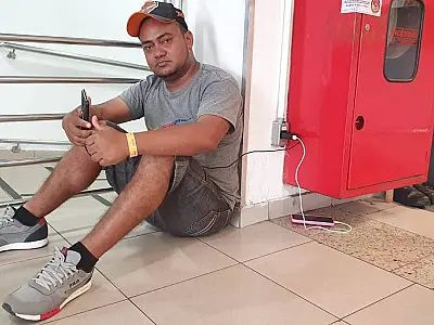 Moradores de Porto Alegre recorrem a tomadas de shoppings para carregar celular