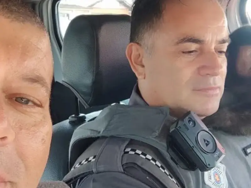 Macaco invade viatura e surpreende policiais que patrulhavam o Santa Rosa