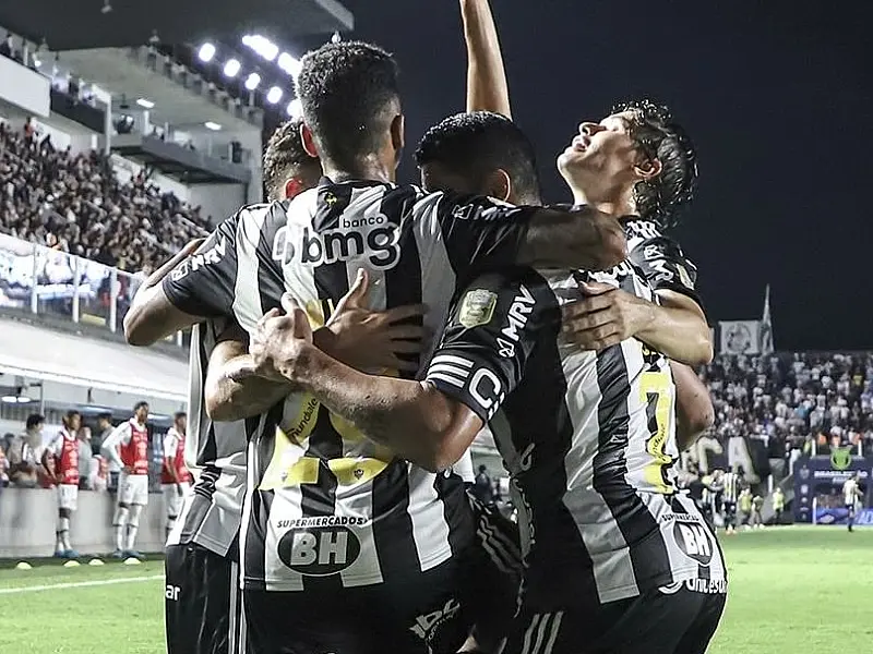 Everson brilha, Atlético-MG marca de pênalti no fim e vence Santos na Vila