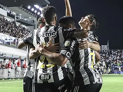 Everson brilha, Atlético-MG marca de pênalti no fim e vence Santos na Vila