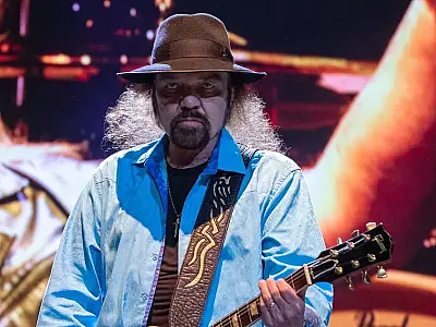 Morre Gary Rossington, último membro original do Lynyrd Skynyrd, aos 71 anos